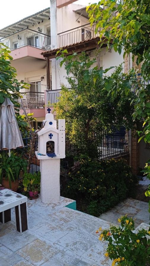 Roses Apartments เนอา มิคานิโอนา ภายนอก รูปภาพ